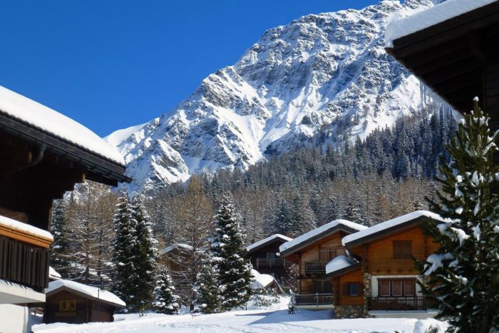 chalet enneige a la montagne