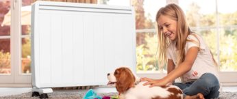 chauffage d appoint electrique sur roulette avec une jeune fille et un chien