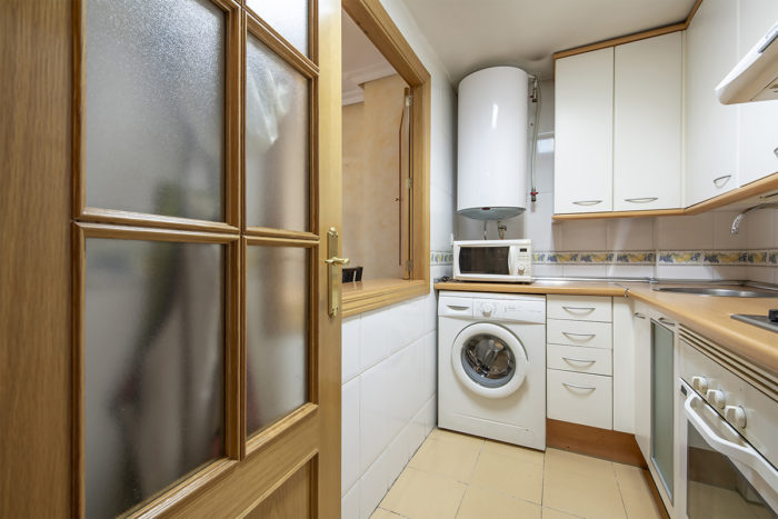 chauffe-eau électrique dans le coin d'une cuisine