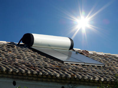 chauffe eau et panneaux solaires sur un toit