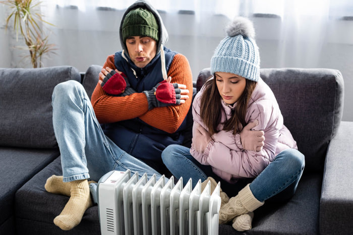 couple qui a froid dans un appartement