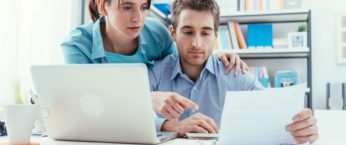 couple qui verifie conformite devis travaux renovation