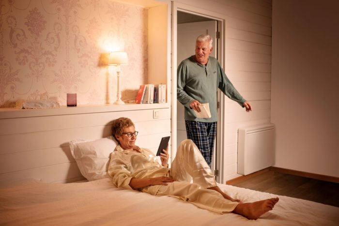 couple senior dans une chambre equipee d'un radiateur electrique