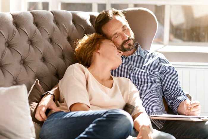 couple sur canape avec le meilleur radiateur electrique aterno