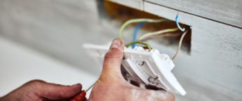 electricien fixant les fils dans une nouvelle prise