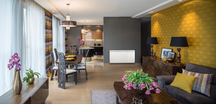 Radiateur électrique fixé sur un mur.