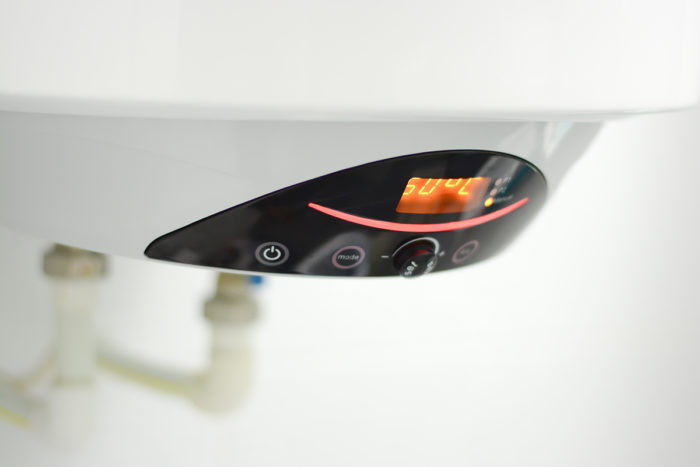 gros plan sur l'afficheur d'un chauffe-eau