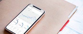 smartphone avec application suivi de consommation electrique