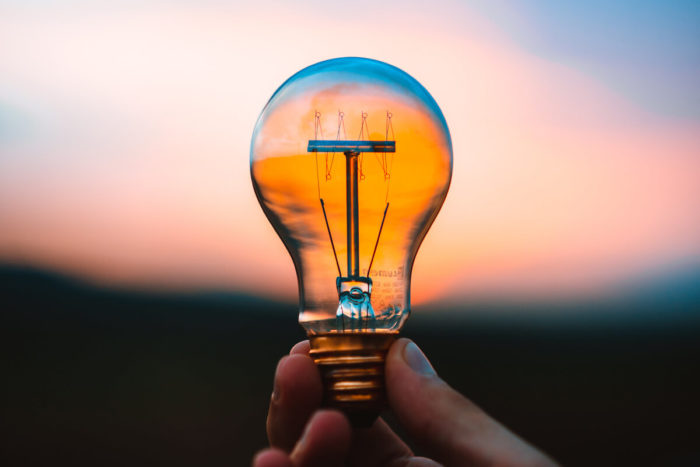 main tenant une ampoule