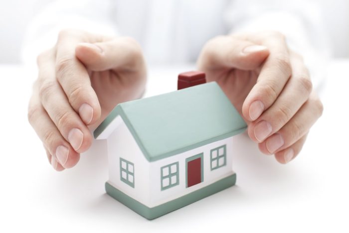 mains qui protegent une maison