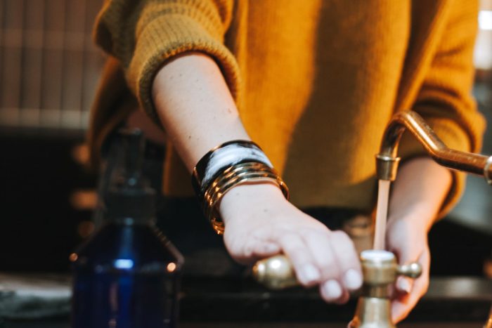 personne tenant un robinet d'eau