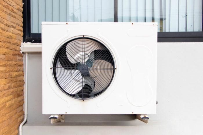 Pompe à chaleur installée à l'extérieur d'une maison.