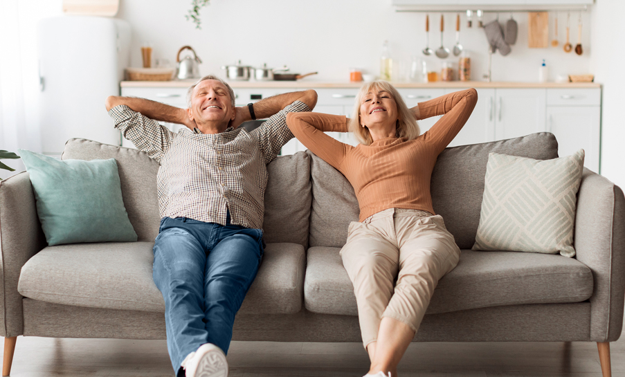 couple détendu sur leur canapé, Aterno s'occupe de tout pour calculer la bonne puissance de leur chauffage à inertie