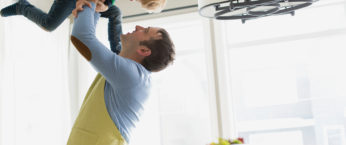 pere soulevant son fils dans la cuisine - qualite de l air interieur