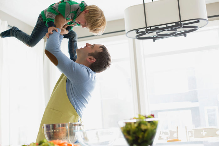 pere soulevant son fils dans la cuisine - qualite de l air interieur
