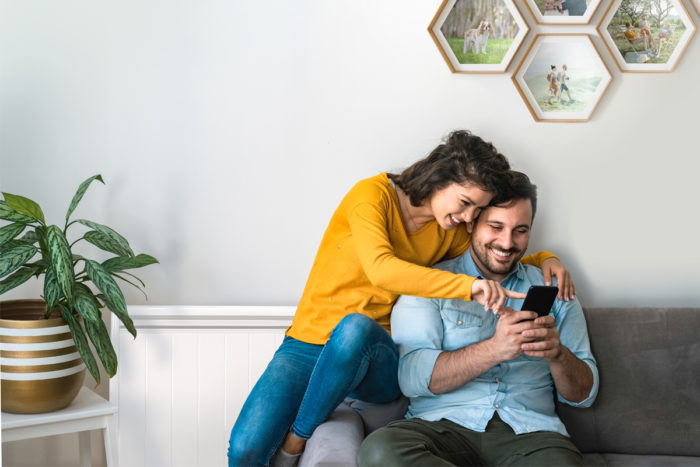 radiateur a inertie aterno dans un salon avec un couple sur leur canape