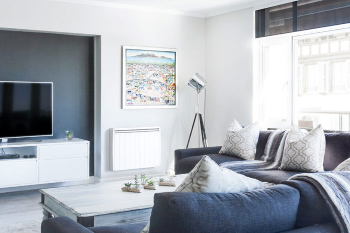 radiateur a inertie aterno dans un salon avec canape bleu