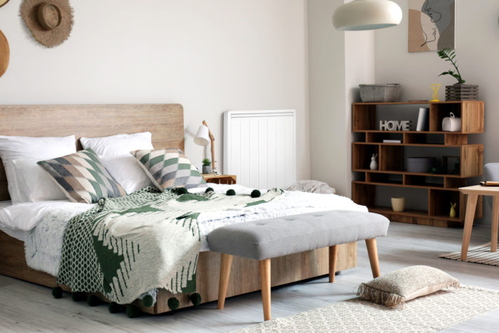 radiateur a inertie dans une chambre d'adulte