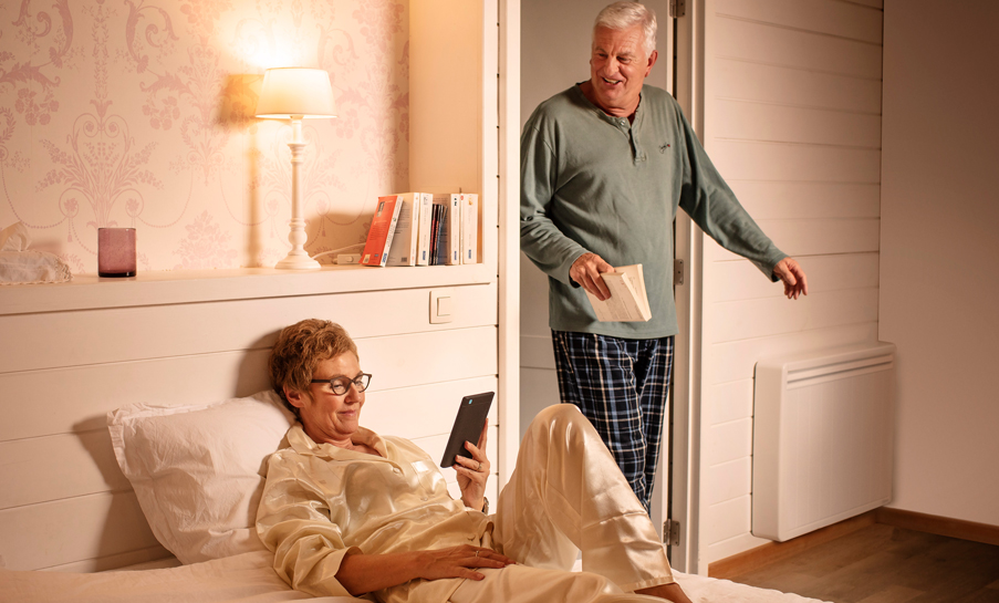 couple dans une chambre avec un radiateur a inertie
