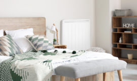 radiateur a inertie vertical blanc dans une chambre