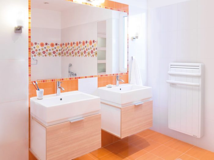 radiateur electrique seche-serviettes dans une salle de bain