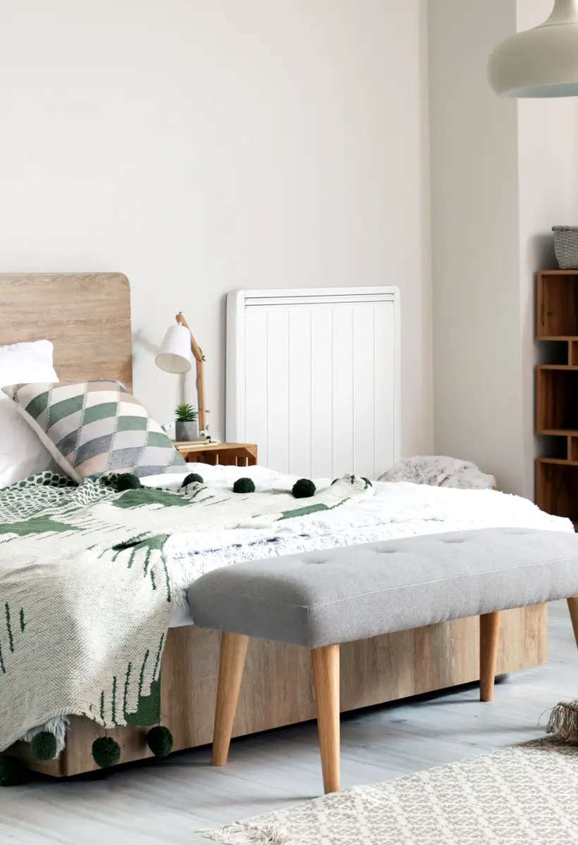 Radiateur vertical dans une chambre.