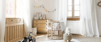 radiateur sous une fenetre dans une chambre d enfant