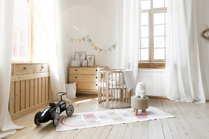 radiateur sous une fenetre dans une chambre d enfant