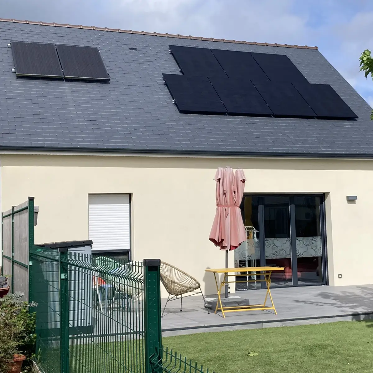 Le kit solaire photovoltaïque de 3 kW s’intègre parfaitement à la toiture.