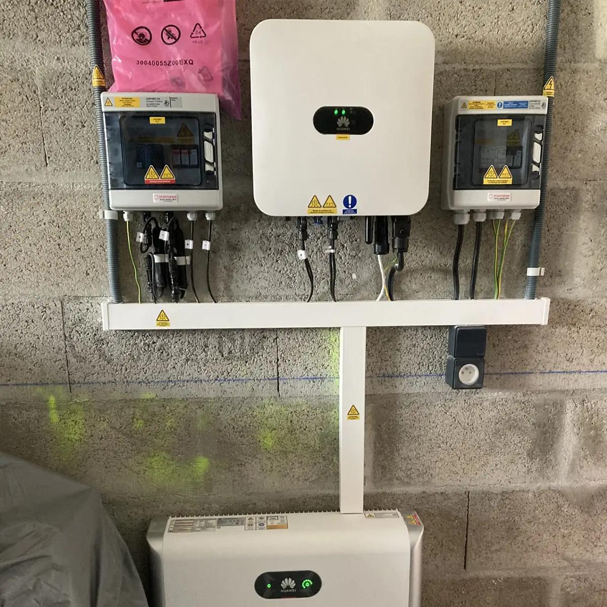 L’onduleur central hybride est installé à l’intérieur à l'abri.