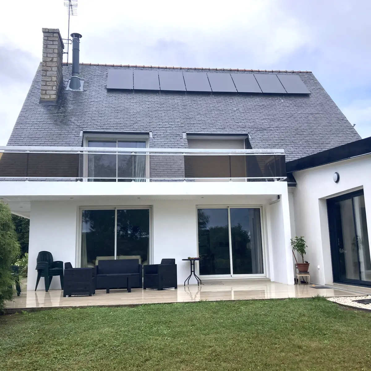 Installation de panneaux photovoltaïques de 3 kWc sur la toiture.