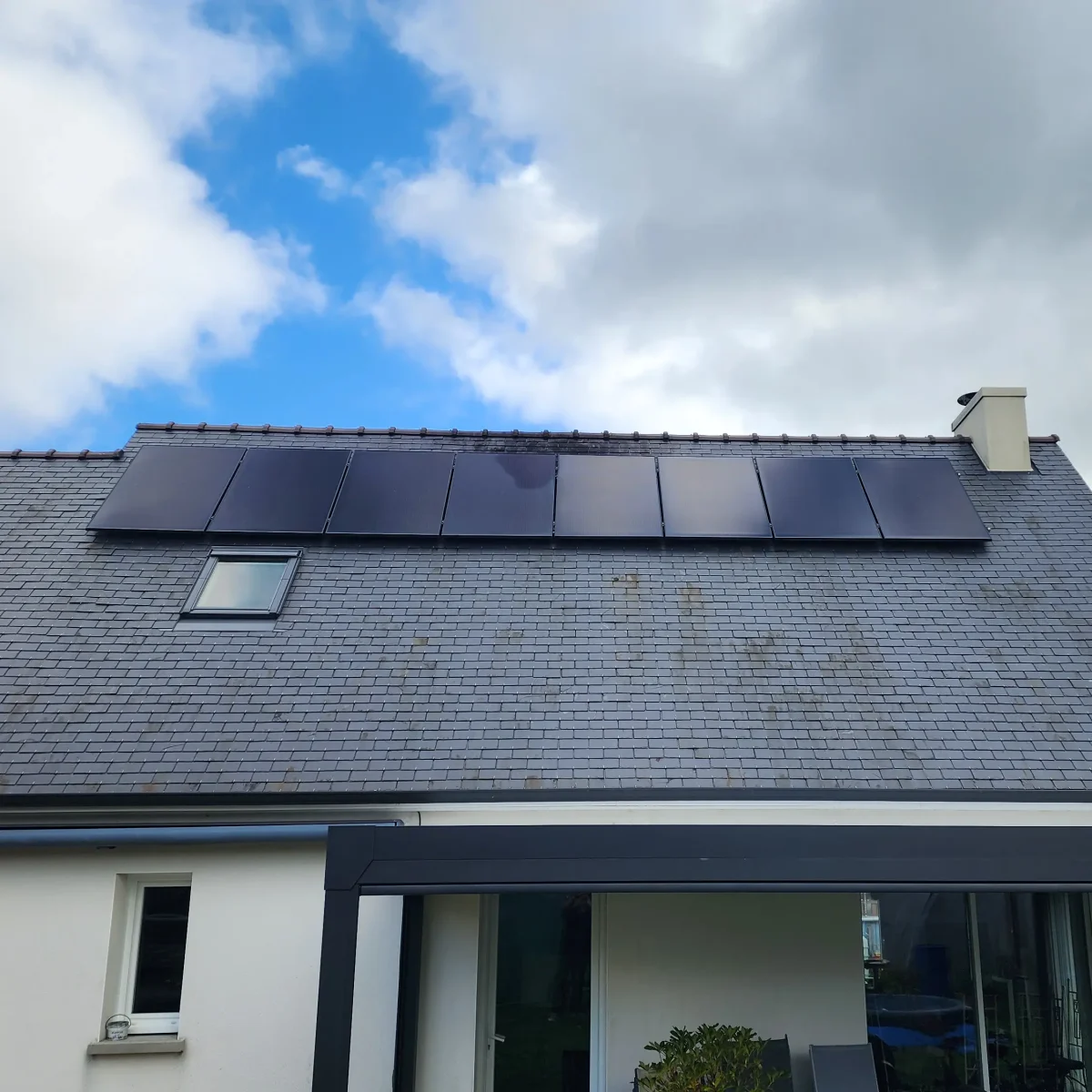 Installation de panneaux photovoltaïques de 3 kWc sur toit incliné.