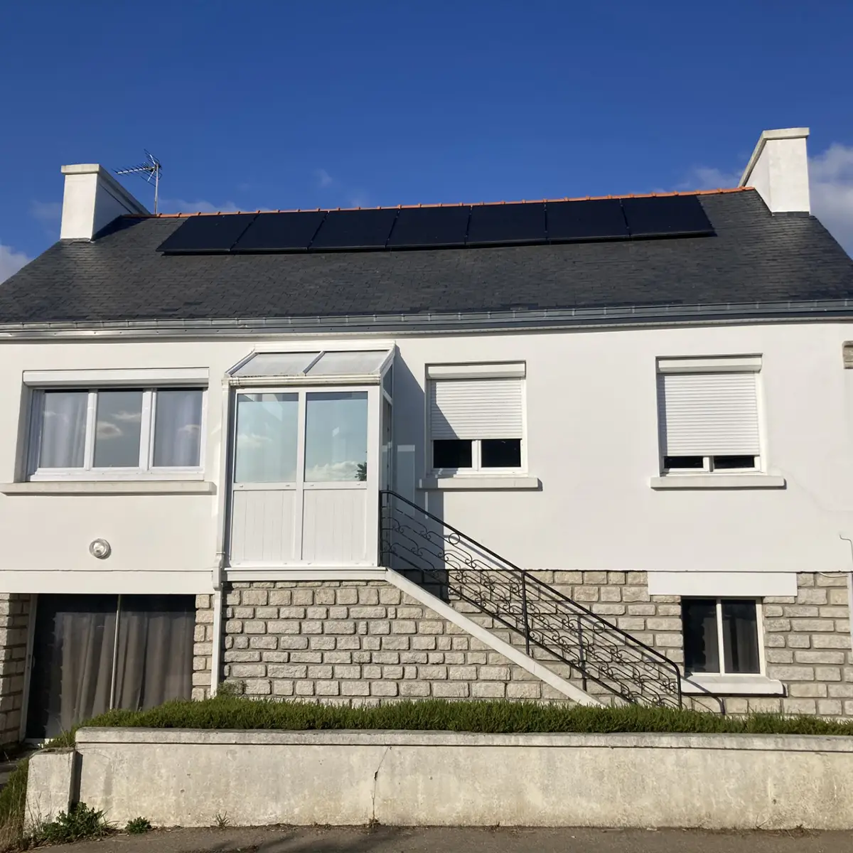 Installation d’un kit solaire de 3 kWc sur la toiture de la maison.