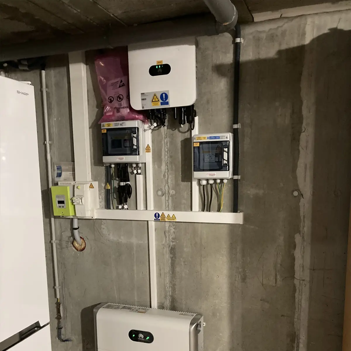 Onduleur central hybride associé au kit photovoltaïque.