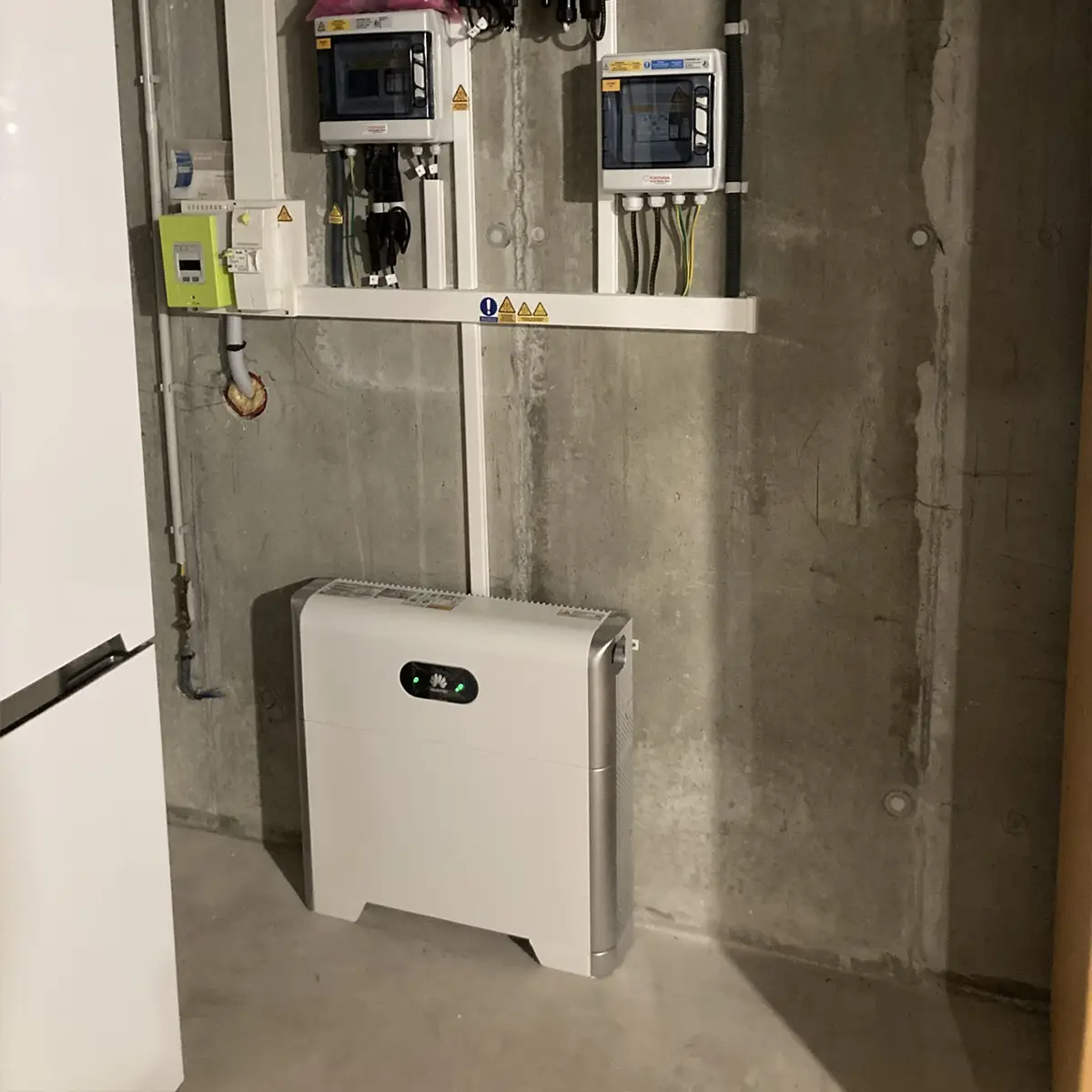 installation photovoltaïque composée d’un kit solaire et d’une batterie