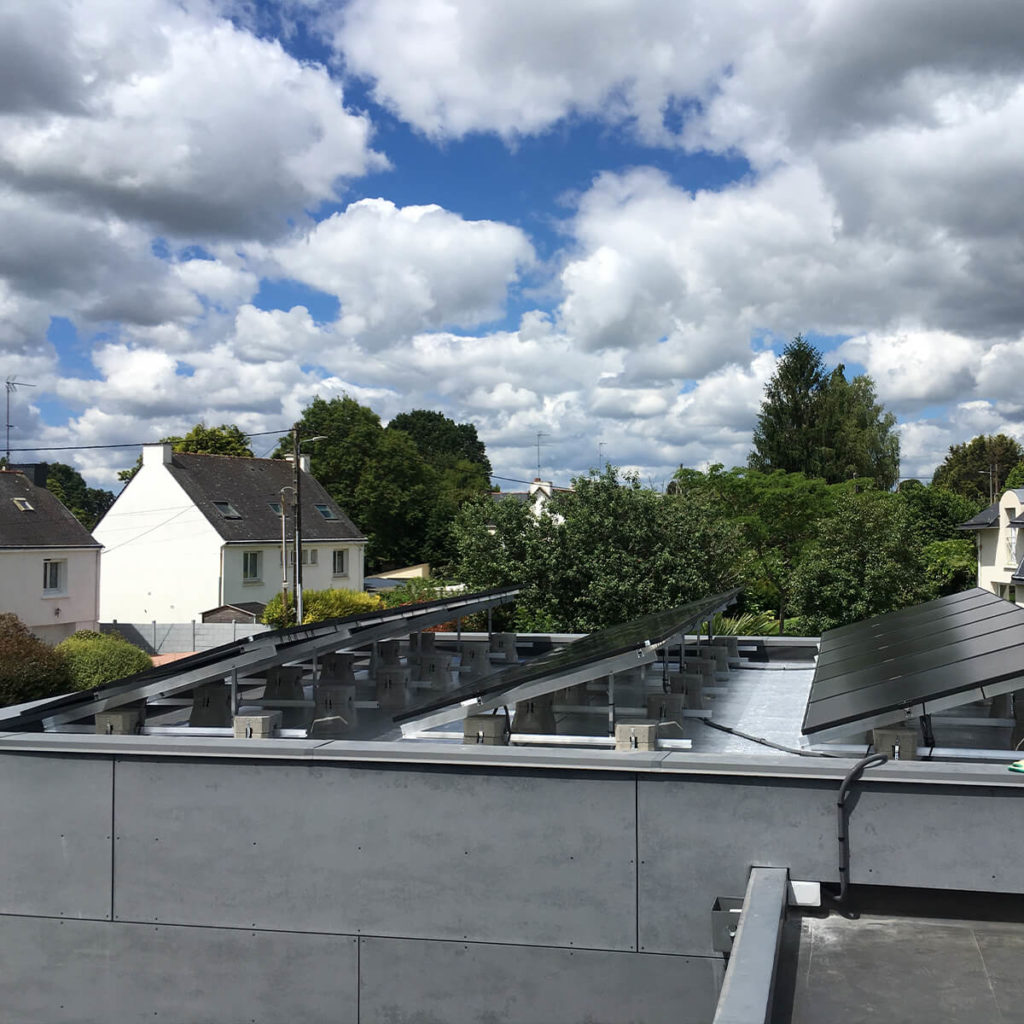 installation photovoltaique sur toit plat avec des chassis - aterno
