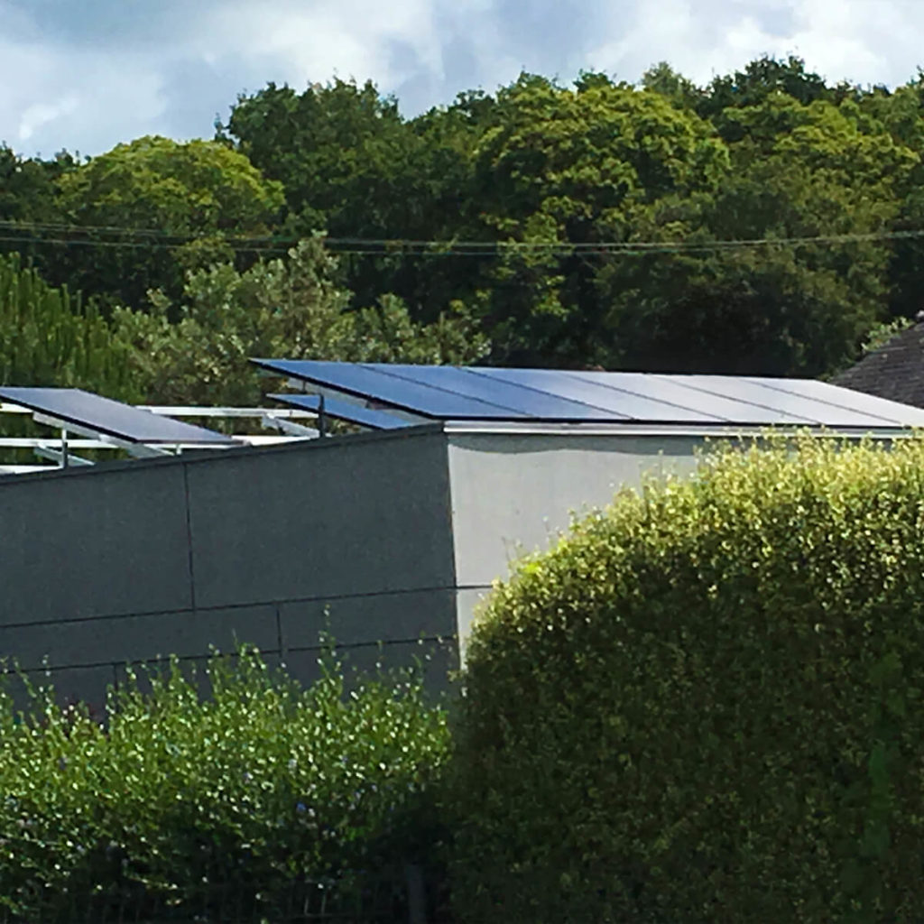 installation photovoltaique sur toit plat avec des chassis - aterno