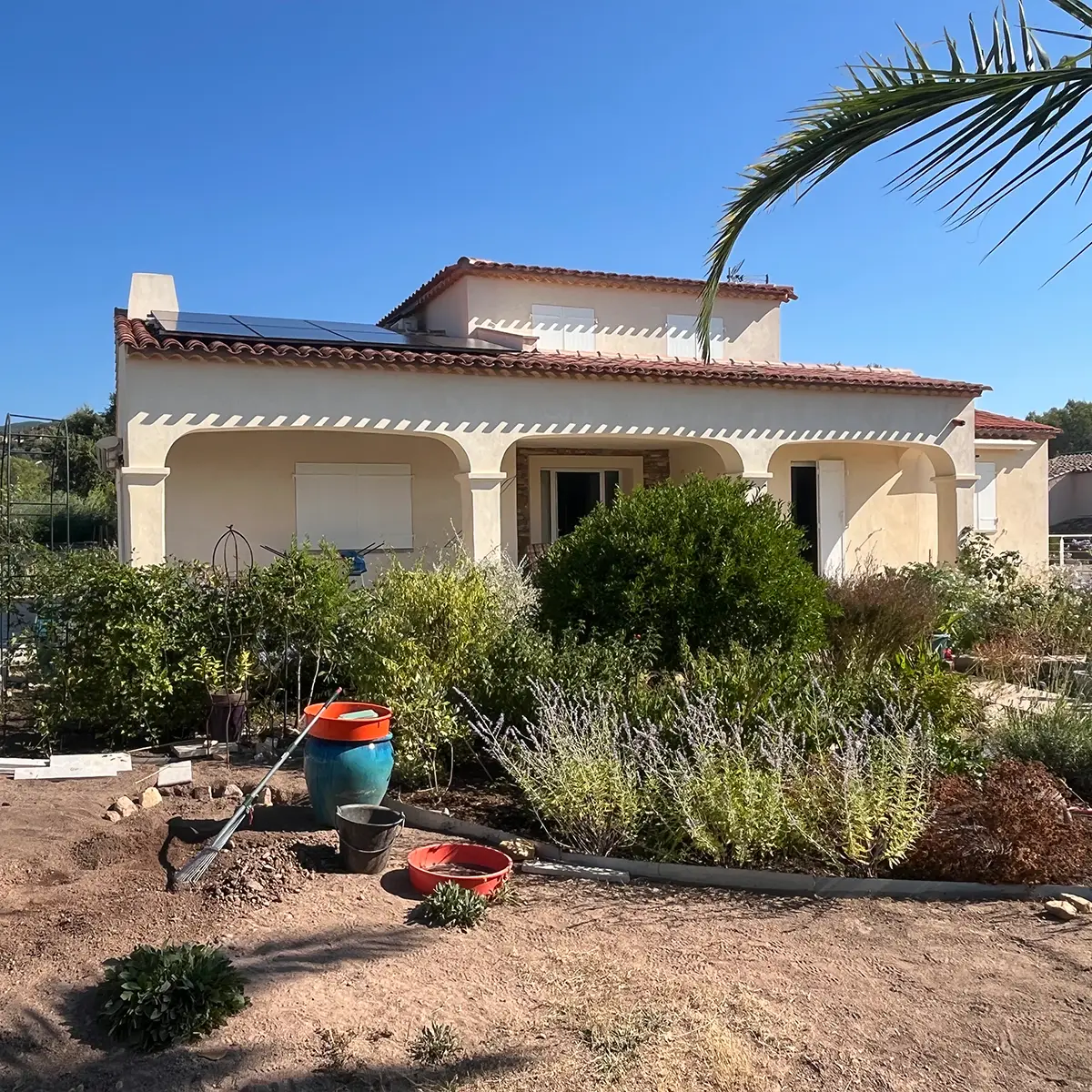 Pose d’un kit solaire de 3 kWc sur la toiture.