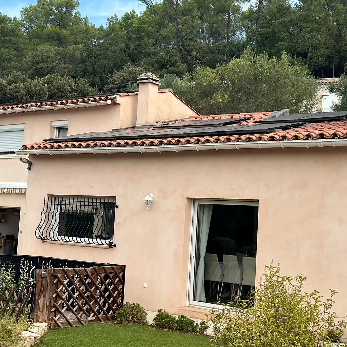 La toiture de la maison de M. W. équipée d’un kit solaire Aterno de 9 kWc.