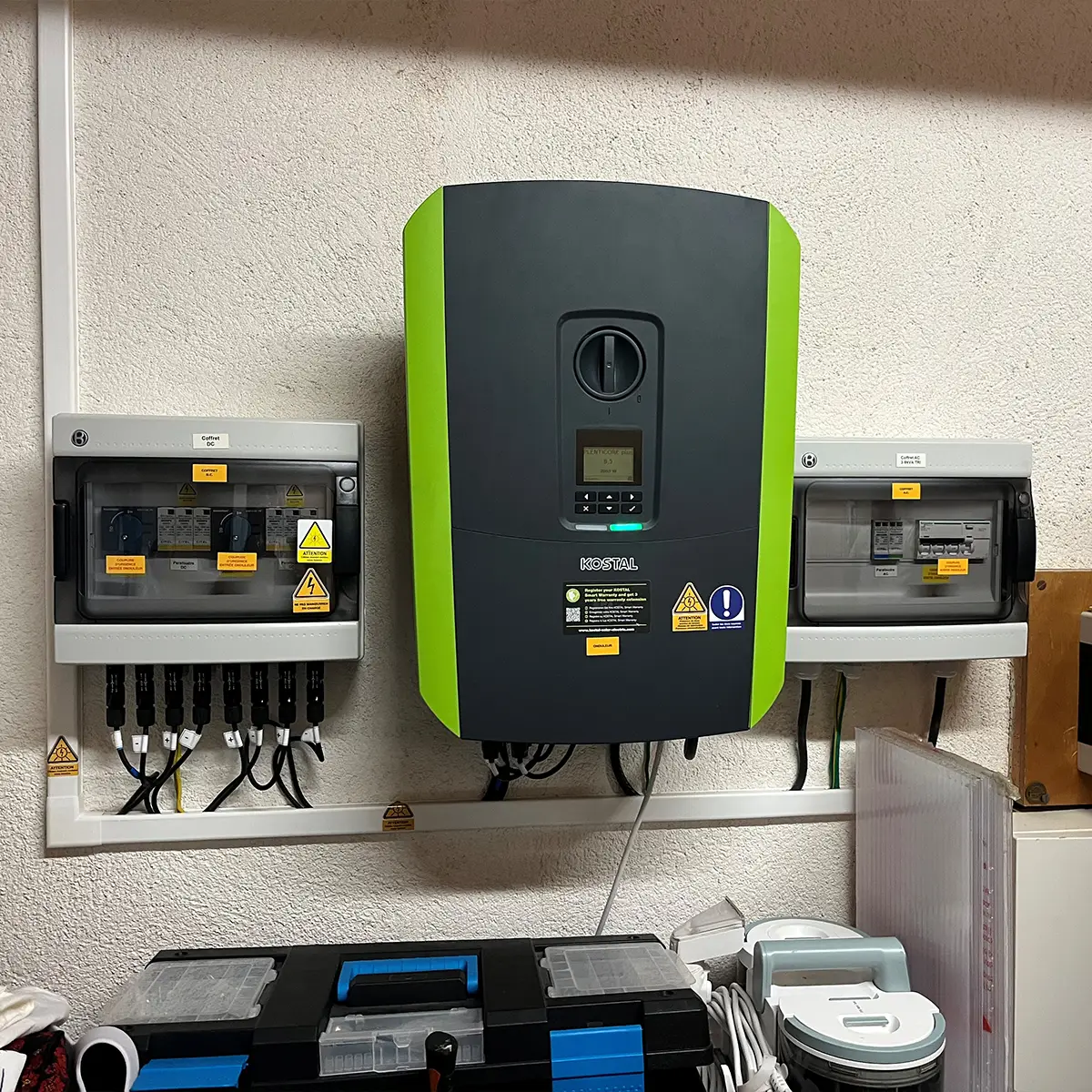 L’onduleur central, installé à l’abri.