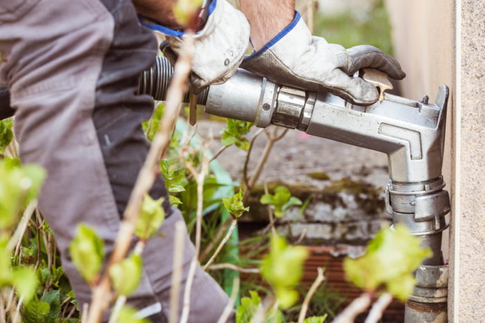 Remplissage d'une cuve de fioul dans une maison.