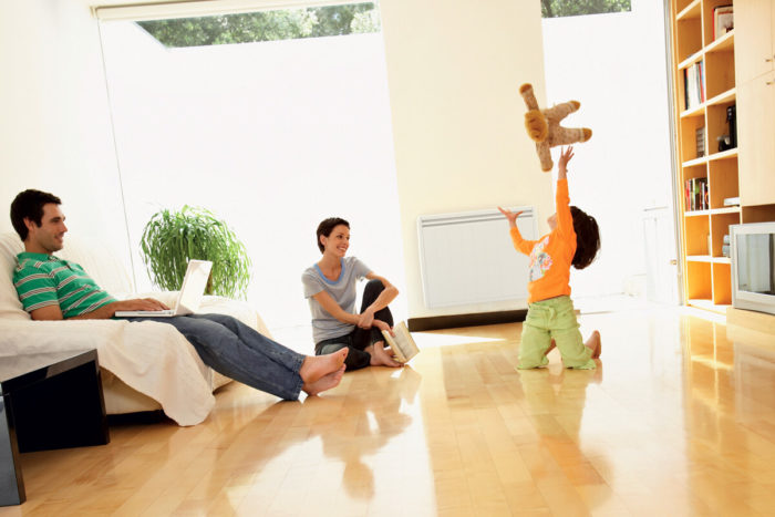Famille dans un salon chauffé par un chauffage électrique Aterno.