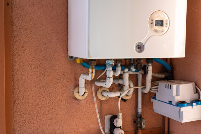 Tuyau rouillé sur une chaudière à gaz en gros plan.