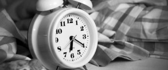 vieux reveil dans une chambre